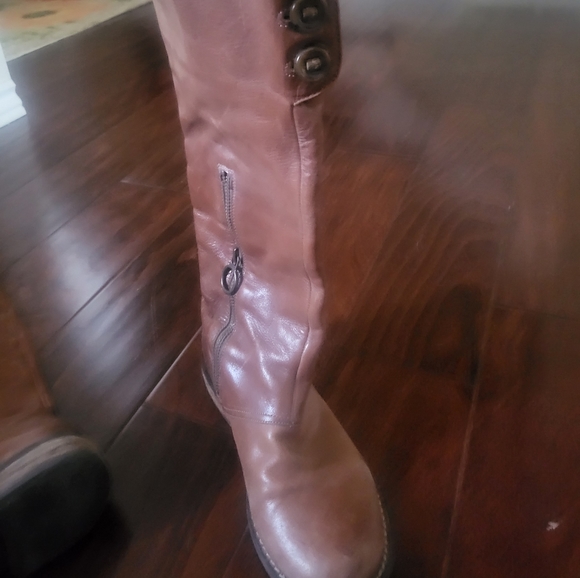 BCBG Generation brown riding boots. SIZE 5 - Picture 4 of 6
